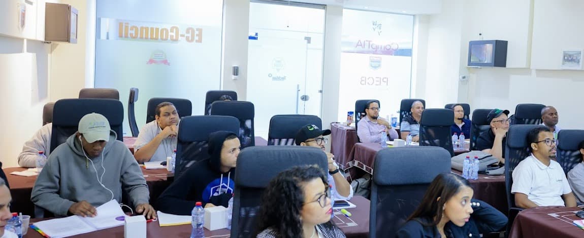 Grupo de participantes durante una sesión de certificación en el centro de entrenamiento de Savant Consultores, Santo Domingo